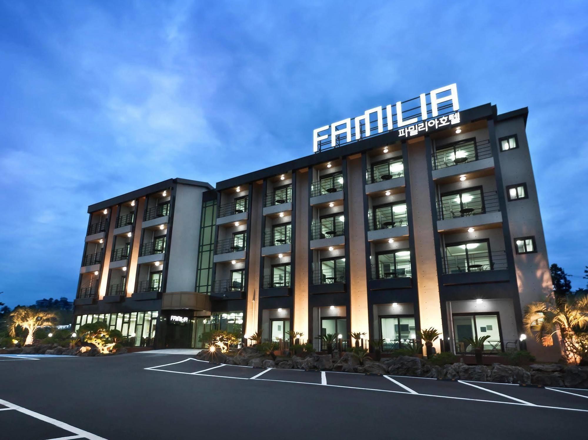 Familia Hotel Сеогвипо Екстериор снимка